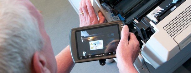 Korporacyjny tablet Motoroli skanuje kody kreskowe